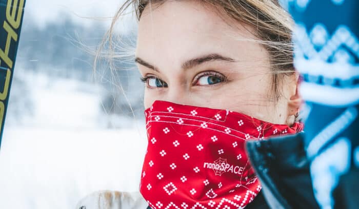 Antiviral scarves are well suited for allergy sufferers, people with asthma, and those with chronic conditions who need protection from viral infections, smog particles, or allergens.