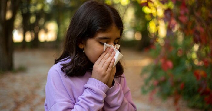Allergic rhinitis is caused by the body's hypersensitivity to certain allergens. The most common triggers include pollen, mould, and dust mites.