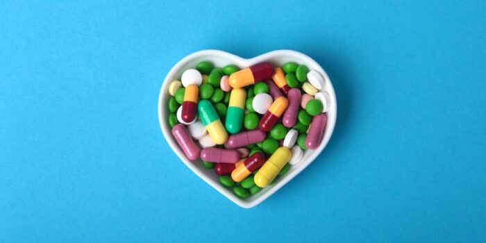 Antihistamines are available as tablets, nasal sprays, or eye drops. When the pollen load is lower, they are commonly used as a frontline medication for treating pollen allergy symptoms.