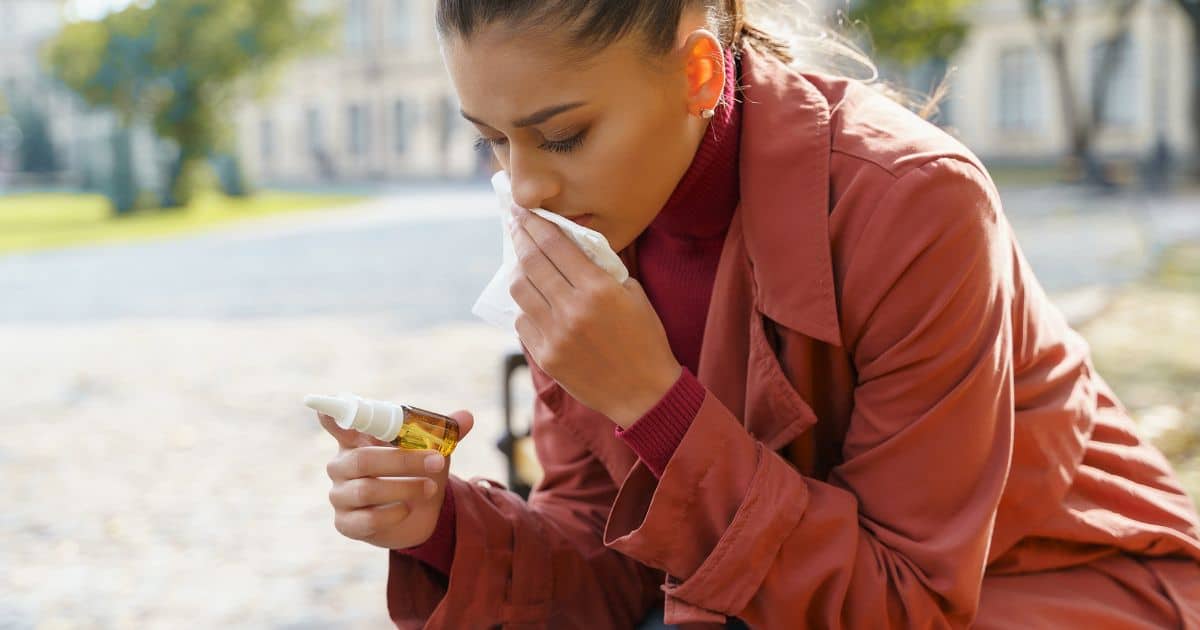 Prescription nasal and eye drops provide fast relief from annoying symptoms but are not suitable for long-term use. After the recommended period, switch to natural-based drops. They contain ingredients gentle on the nasal mucosa and eyes, so there's no risk of side effects or dependency with prolonged use.