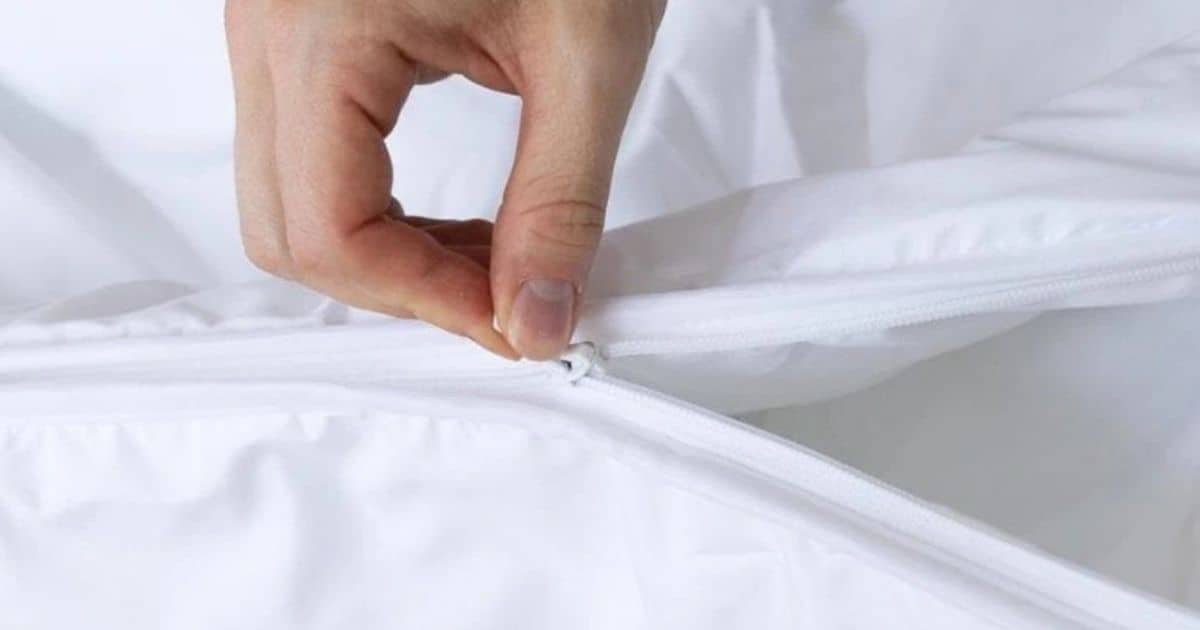 Can't decide? Then you might be interested in the Duo Duvet. It consists of two duvets of different weights — summer and all-season — connected by a zip.