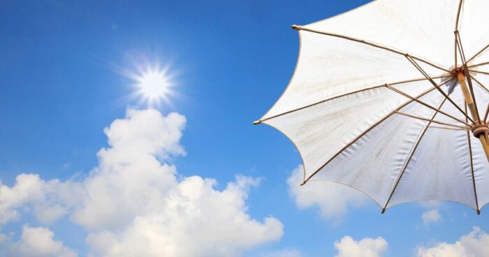 How long a sun allergy lasts depends on its severity, type, and cause. If you develop a sun rash, it should typically clear up within a few days. For more severe symptoms, seek professional medical advice.