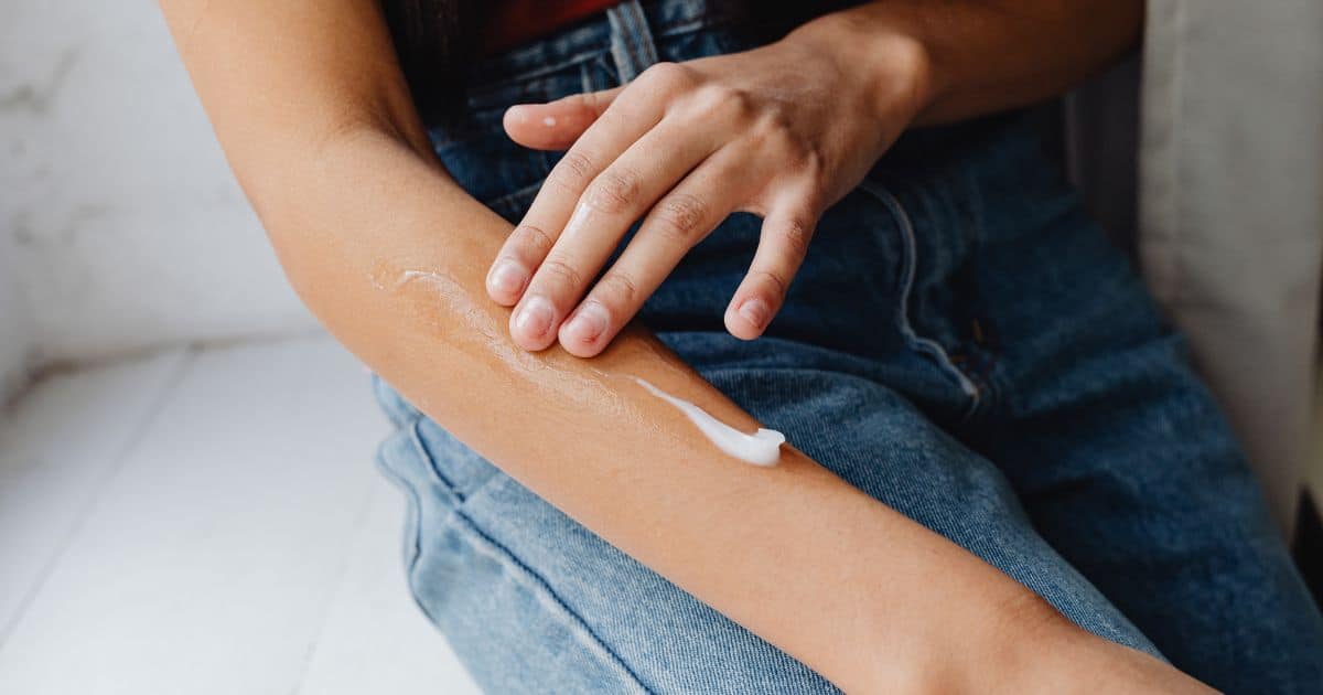 It pays off to try several creams for atopic eczema and observe how your skin reacts to them. Your skin should not burn, itch, or turn red.