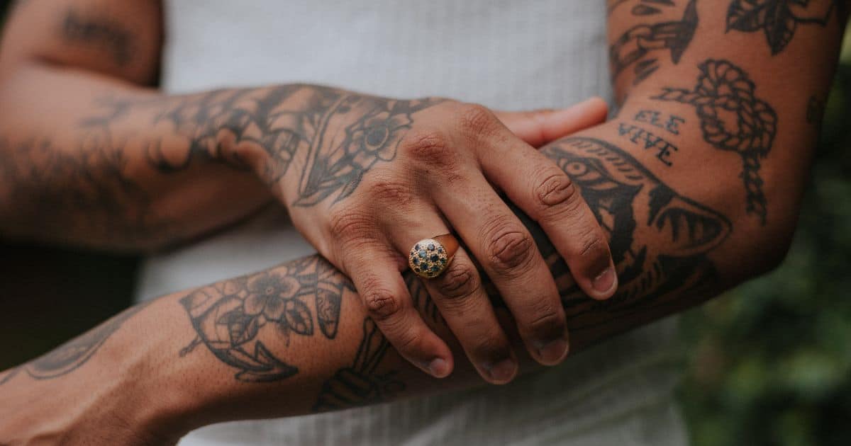 You can tell a tattoo has healed when the surrounding skin has returned to its normal colour, with no redness, swelling or irritation. The tattooed area should no longer itch or burn.