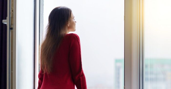 Ventilation is absolutely essential for allergy sufferers looking to get rid of mould allergy. After cooking, bathing, sleeping — any activity that produces steam — you need to air the room thoroughly. The best approach is to open the window wide for about 5 minutes, then close it again.