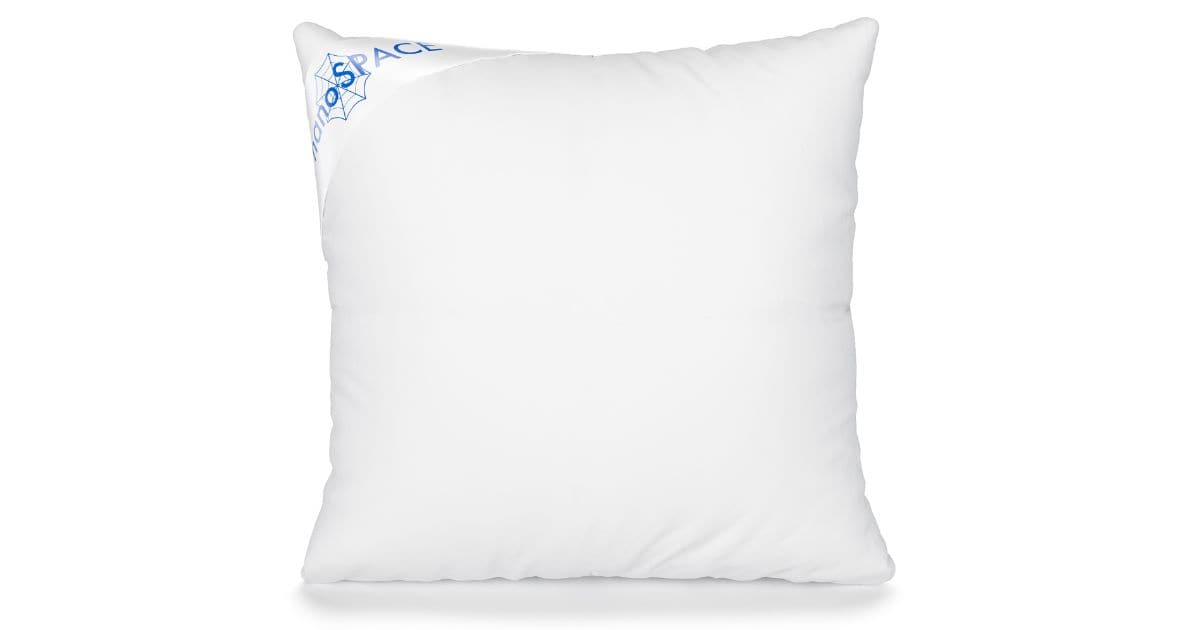 The nanoSPACE anti-dust mite pillow without zip contains a layer of nanofibres that stop dust mites from getting inside. The pillow is anti-allergenic on its own, so you don't need to put it inside an anti-dust mite cover or special bedding.