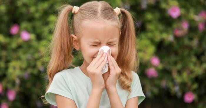 Allergy symptoms in children can vary depending on the type of allergen and the immune system's response. In this article, we explain how to manage allergies in children.