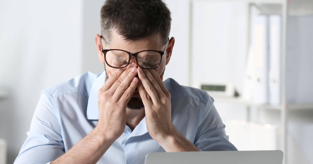 Common symptoms of spring allergies include a runny nose, itchy nose, eyes and throat, sneezing, watery eyes, blocked nose, sore throat, cough, rash, and swelling.