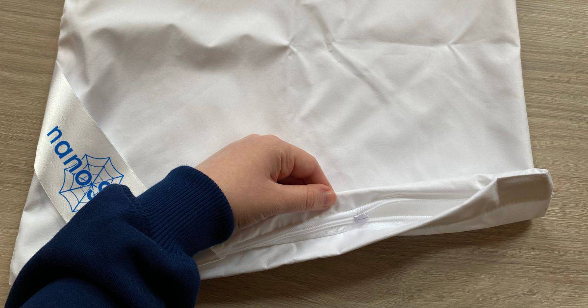 The nanoSPACE anti-dust mite pillow cover for allergy sufferers is made of 99.9% polyester and 0.1% polyamide 6. The polyester is a microfibre; the polyamide 6 is a nanofibre.