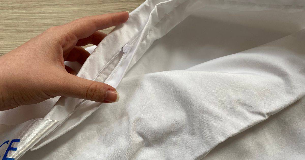 The nanoSPACE anti-dust mite duvet cover is made from high-quality material — you can tell just by touching it. It feels soft and smooth. It is made of 99.9% polyester (microfibre fabric) and 0.1% polyamide 6 (nanofibre membrane). It also holds the OEKO-TEX® STANDARD 100 certification for material safety.