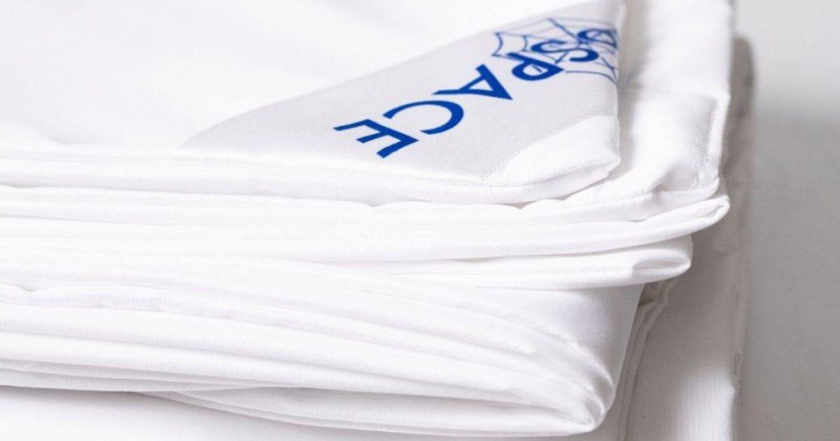 The nanoSPACE anti-dust mite duvet cover works thanks to a special nanofabric that effectively captures all dust, including invisible particles, keeping the duvet clean at all times. The nanofabric is also 100% breathable, ensuring comfortable sleep without sweating.