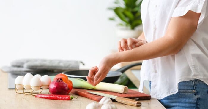 Unfortunately, there is no one-size-fits-all answer to how long it takes between eating a food and experiencing allergy symptoms. In some people, the allergic reaction develops within minutes; in others, it can take several hours, making it harder to identify the allergen responsible.